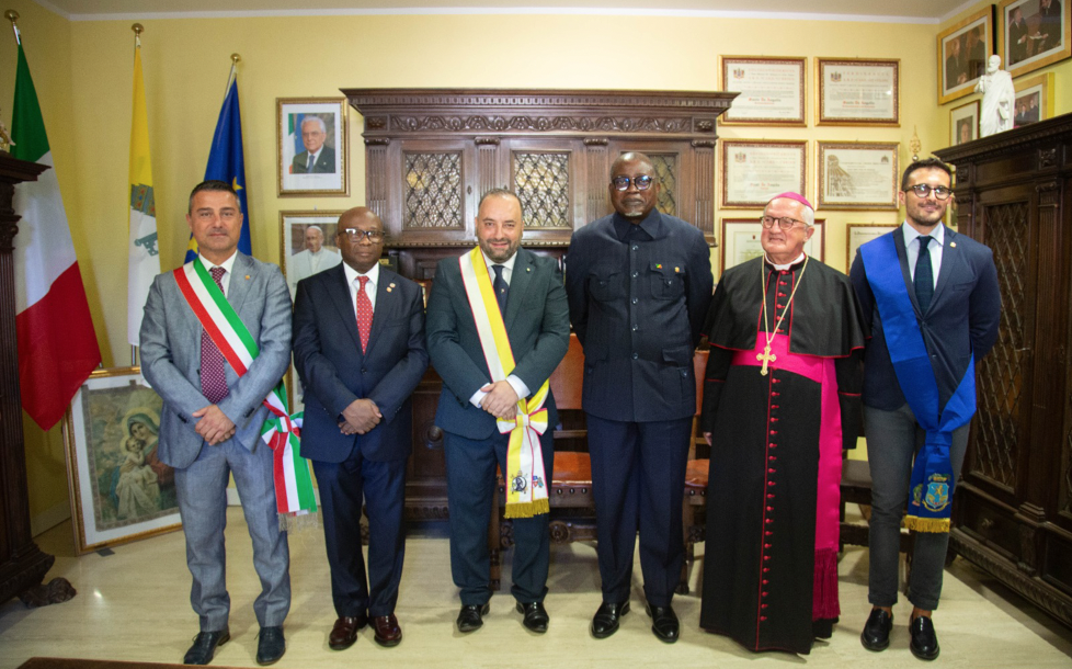 Diplomatie culturelle: l’ambassadeur Jean Jude Piquant à la cité des Papes !